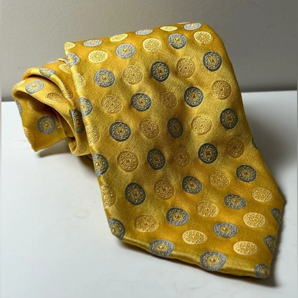 Brooks Brothers Golden Fleece Hand Made 100% Silk Made in Italy Geometric Tie